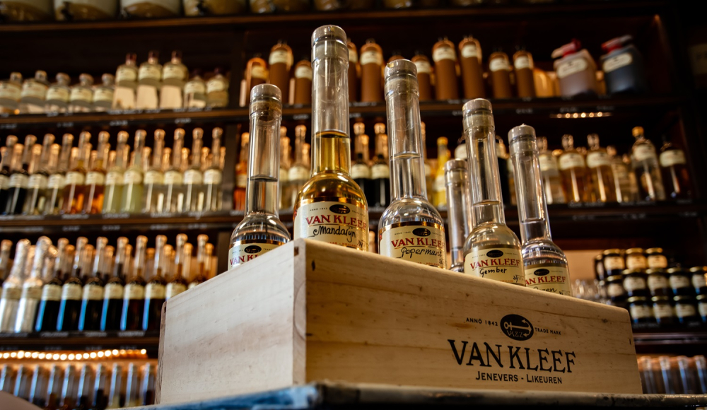 De bijzondere likeuren en gins in de typische flessen bij distilleerderij Van Kleef De bijzondere likeuren en gins in de typische flessen bij distilleerderij Van Kleef