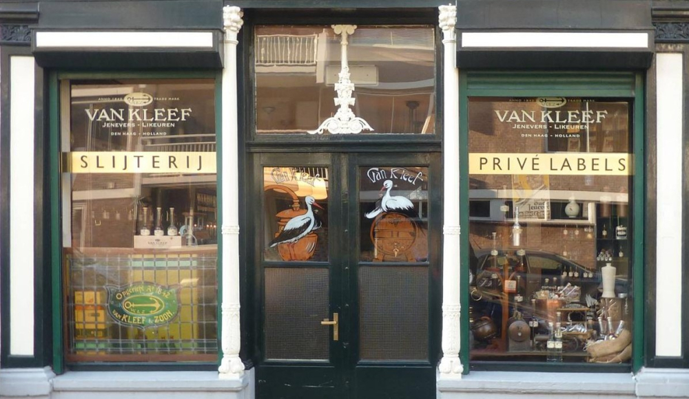 Van Kleef klassieke groene ingang en etalage 