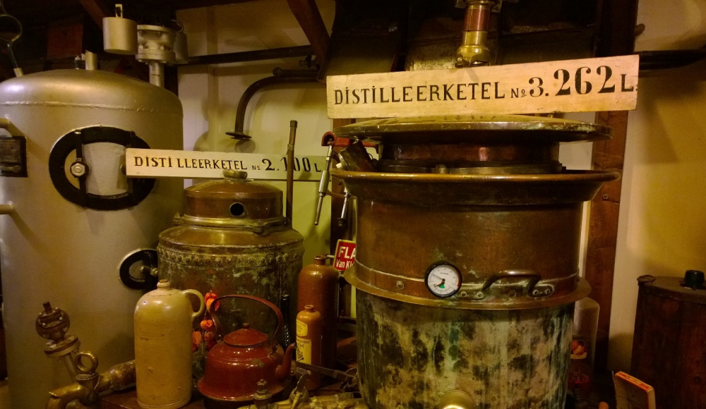 Origenele ketels van de distileerderij Van kleef