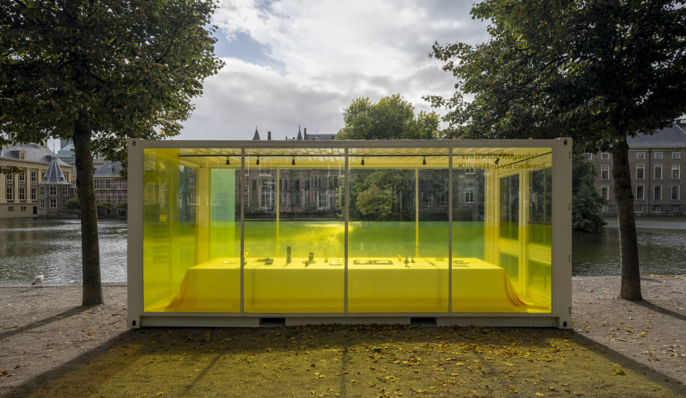 Gele vitrine aan de Lange Vijverberg in Den Haag 