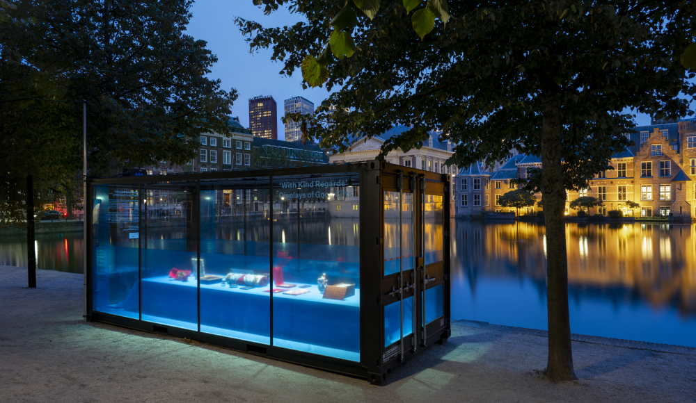 Binnenkant blauwe vitrine aan de Lange Vijverberg in Den Haag