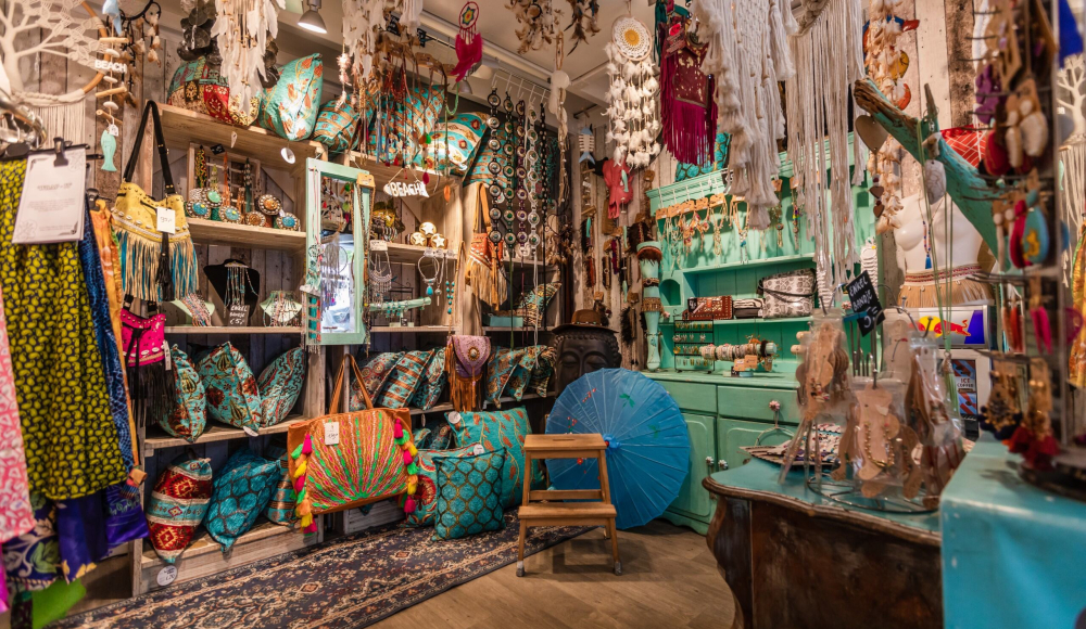 Kraam voor cadeaus op de Haagse markt