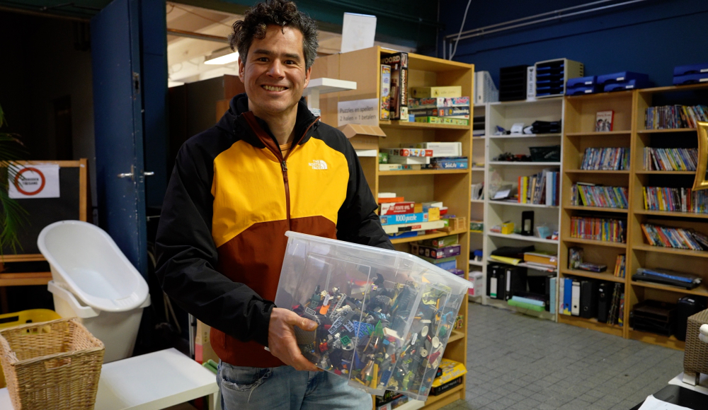 Man met een doos met speelgoed