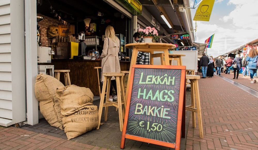 Koffie kraam met krijtbord 'Lekkah Haags Bakkie' 