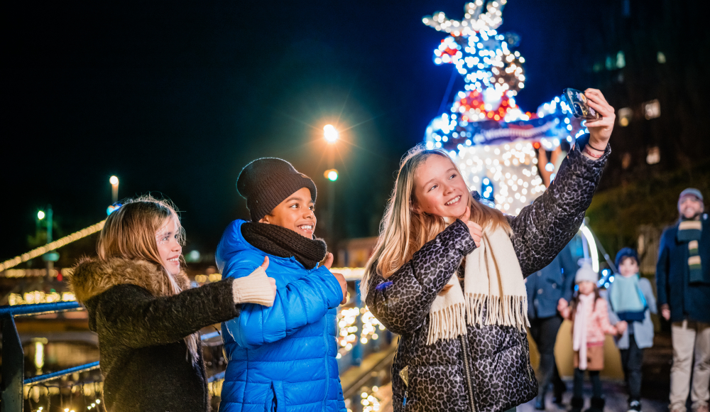 Kinderen maken een selfie in Madurodam