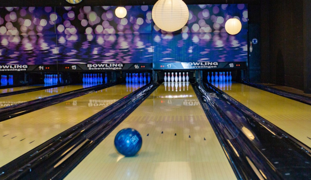 Bowling Scheveningen rollende bal op baan