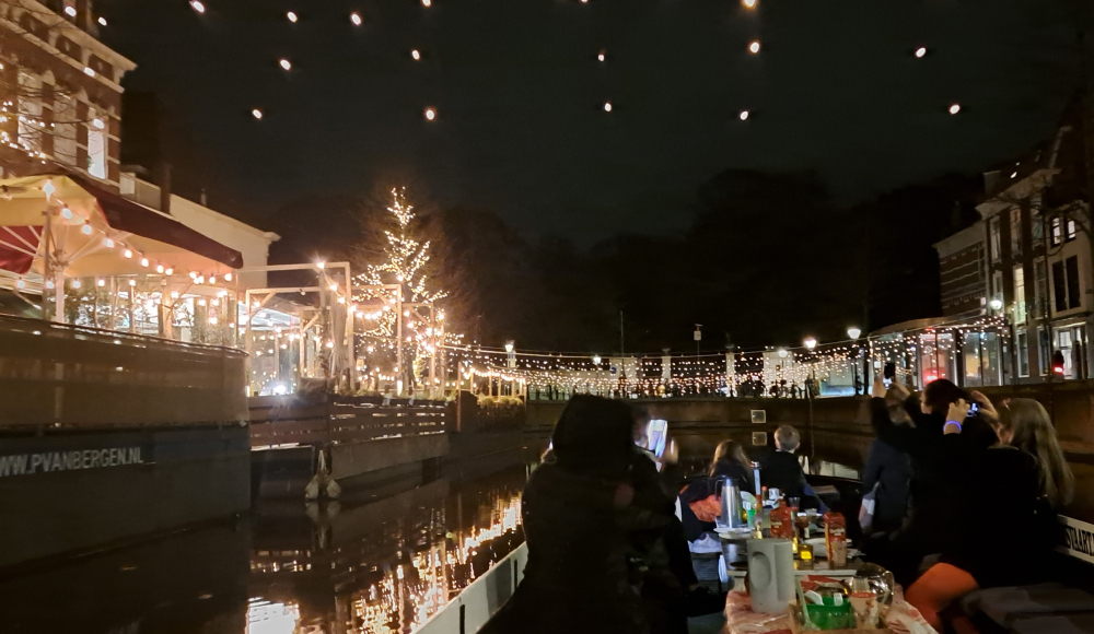 Een foto in de avond met mooie kerstverlichting vanaf het water op een boot Een foto in de avond met mooie kerstverlichting vanaf het water op een boot