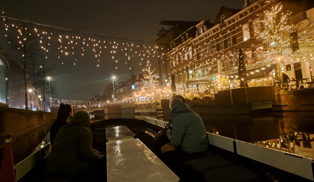 Een foto in de avond met mooie kerstverlichting vanaf het water op een boot Een foto in de avond met mooie kerstverlichting vanaf het water op een boot