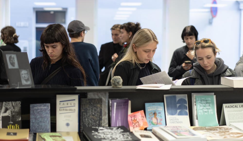 Tentoongestelde boeken waar verschillende mensen naar kijken