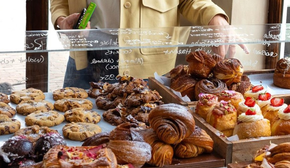 Vitrine vol lekkere taartjes