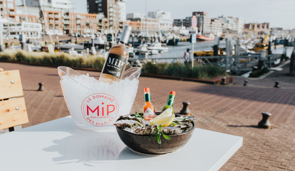 Schaaltje met oesters op het buitenterras van Lemongrass Schaaltje met oesters op het buitenterras van Lemongrass
