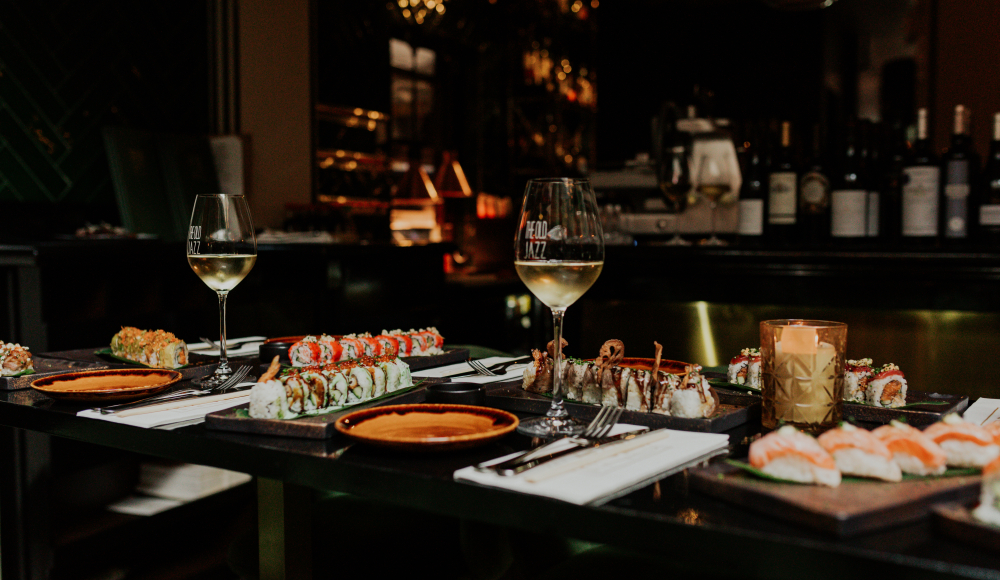Opgedekte tafel vol met de shared dining gerechten van Old Jazz Opgedekte tafel vol met de shared dining gerechten van Old Jazz