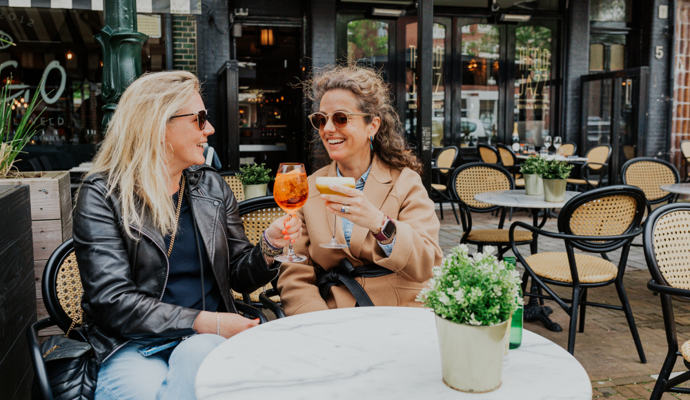 Twee dames die genieten van een drankje op het terras bij The Old Jazz Twee dames die genieten van een drankje op het terras bij The Old Jazz