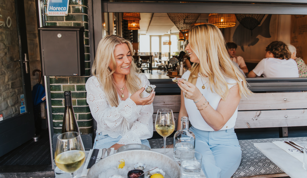 Twee vrouwen op het terras bij Vigo Seafoodbar