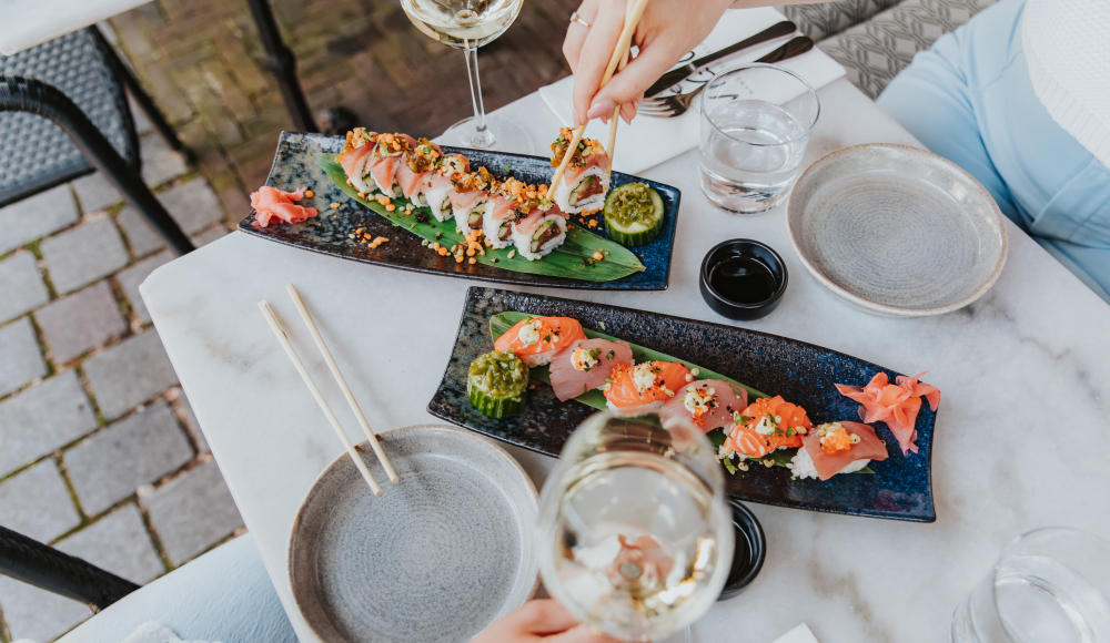Twee plateaus met sushi 