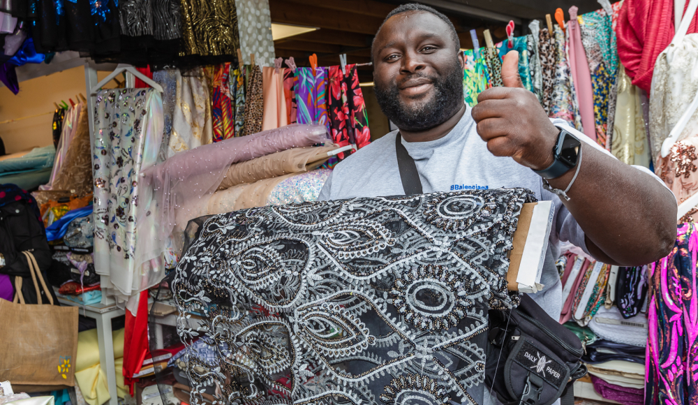 Marktverkoper met stoffen Marktverkoper met stoffen