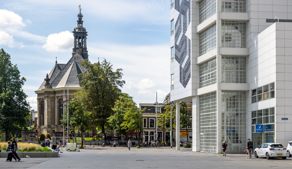 Centrale bibliotheek Den Haag Spui met uitzicht op de Nieuwe kerk