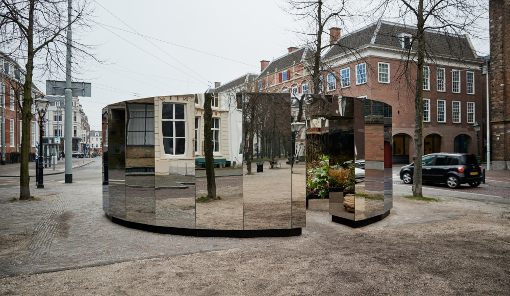 Spiegelfestival kunstinstallatie met spiegelend paviljoen