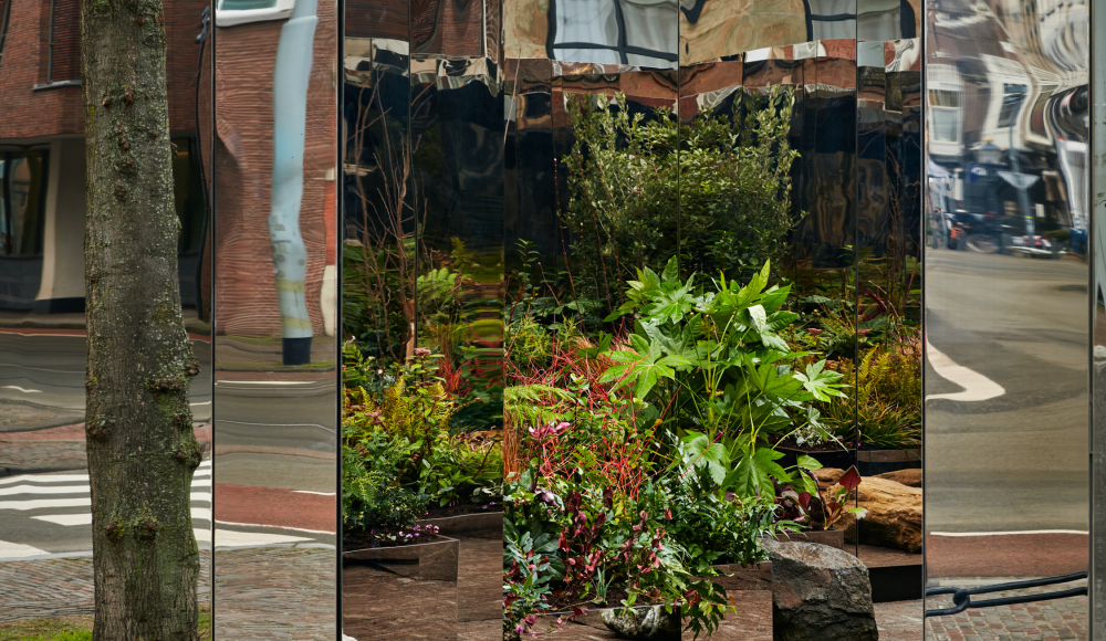 Preview binnenkant spiegelend paviljoen met planten