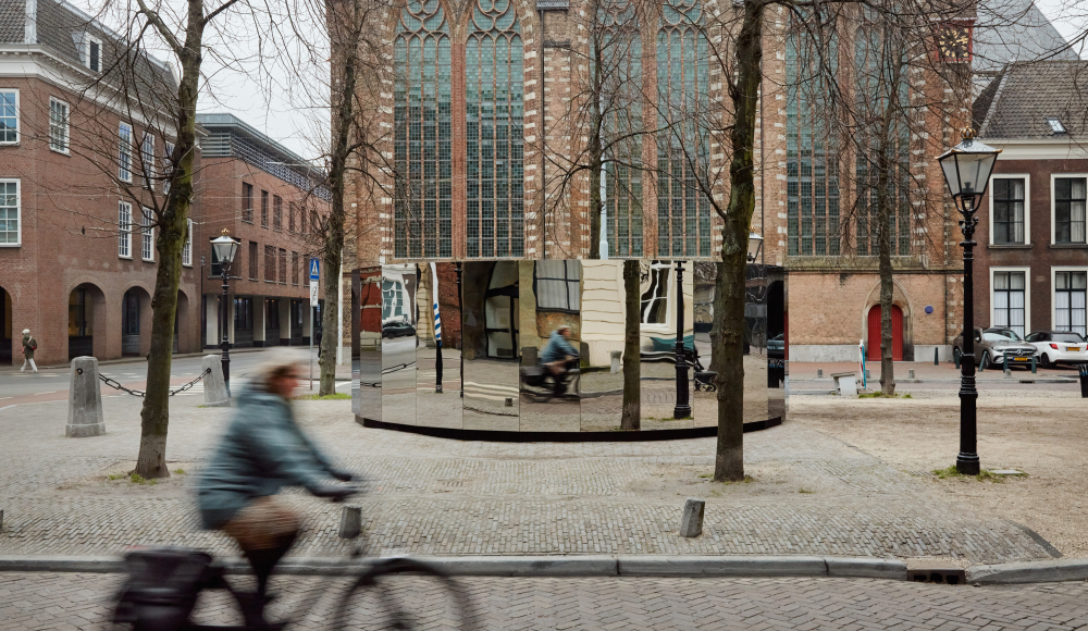 Kunstinstallatie Lange Voorhout met spiegelend paviljoen
