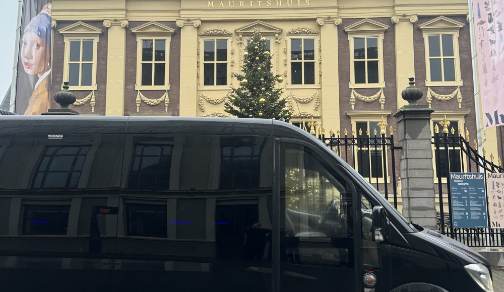 De luxe minivan van DG Luxury Tours voor het Mauritshuis in Den Haag. De luxe minivan van DG Luxury Tours voor het Mauritshuis in Den Haag.