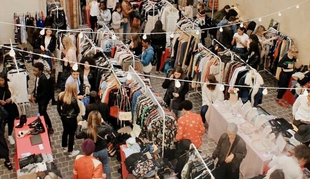 De gezellig drukke markt vol rekken tweedehands- en vintagekleding.