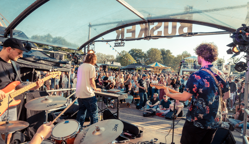 Band aan het spelen op het podium bij festival trek -  Peter Lodder Fotografie
