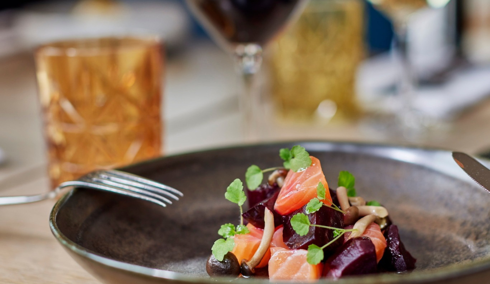 Prachtig opgemaakt gerecht met zalm. Met recht een klein kunstwerk van de Chef. 