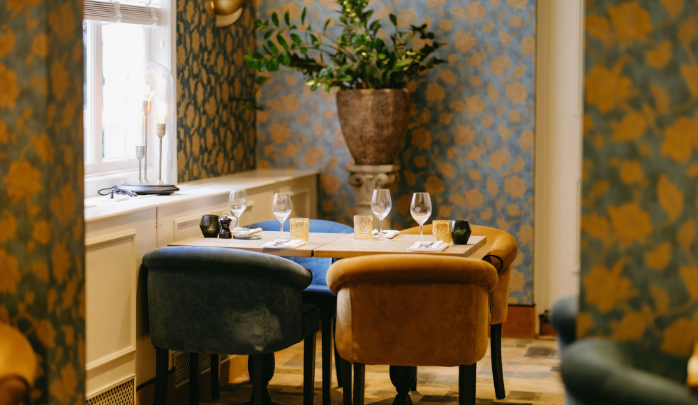Een stijvolle gedekte tafel in restaurant Sophia