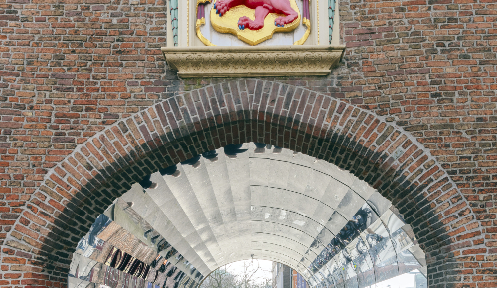 Spiegels rondom de gevangenpoort