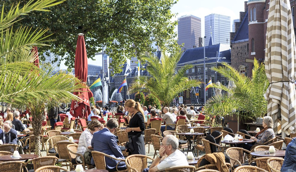 Vol terras op het plein in Den Haag Vol terras op het plein in Den Haag