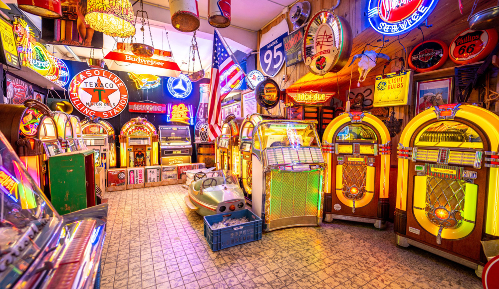 Retro muziek- en platenwinkel met kleurrijke jukeboxen en vintage neonborden. Retro muziek- en platenwinkel met kleurrijke jukeboxen en vintage neonborden.
