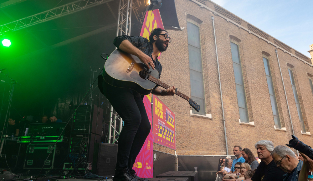 Artiest op podium bij kaderock - Remco van Oosterom