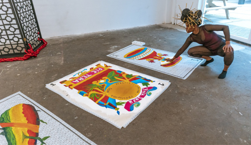 Kunstwerken op de grond met kunstenares Eugenie Boon