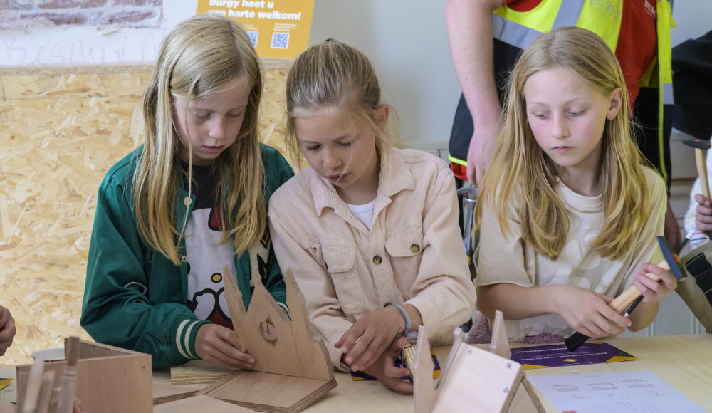 Meisje die een vogelhuisje maken van de Ridderzaal bij IBR