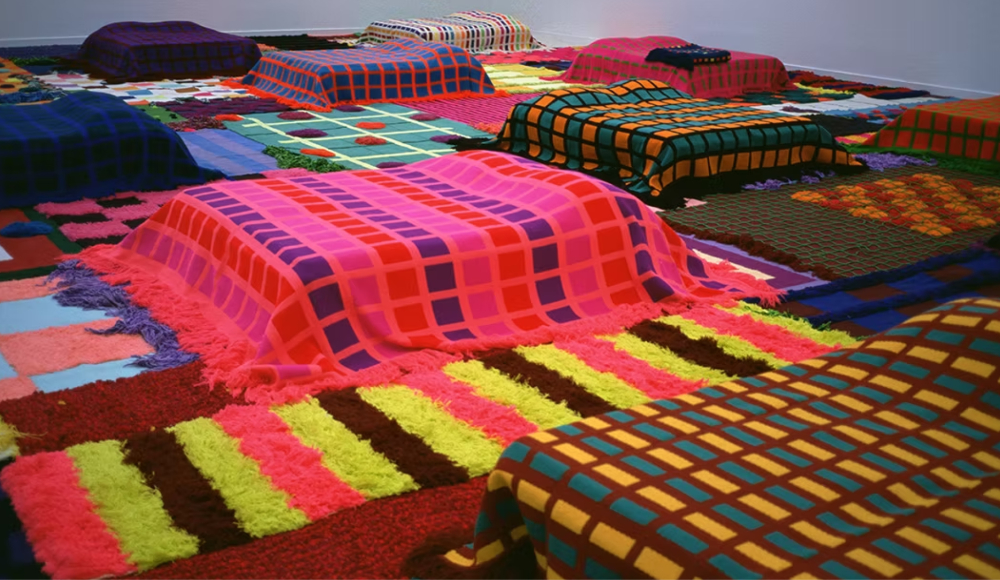 Kunstinstallatie met 300m2 aan stoffen genaamd 'Import-Export'.