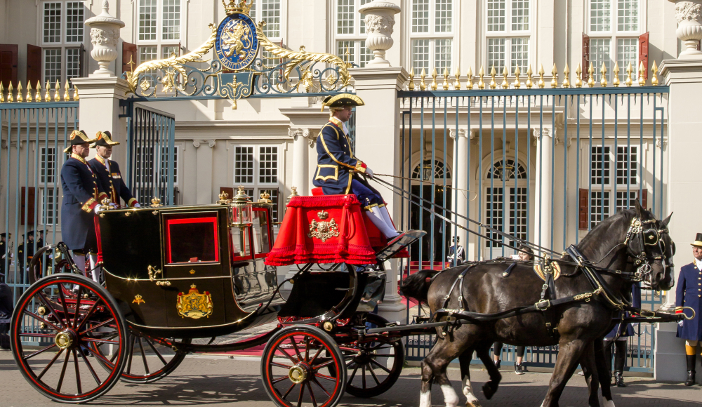 Geloofsbrievenceremonie waarbij koetsiers ter paard stil staan voor Paleis Noordeinde