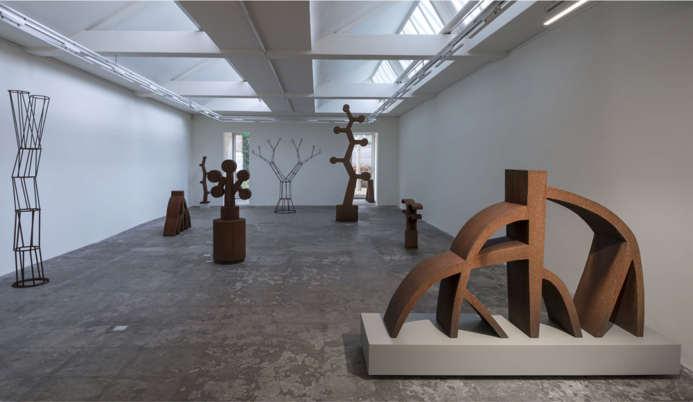 Galerie met kunstobjecten in organische vormen 