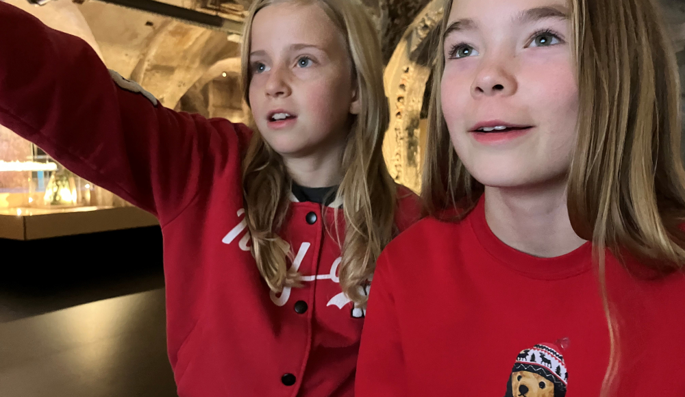 Twee meisjes die geconcentreerd een videospel spelen bij IBR Twee meisjes die geconcentreerd een videospel spelen bij IBR