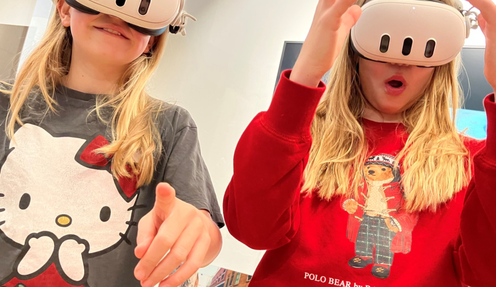 Twee kinderen die met een VR bril op.