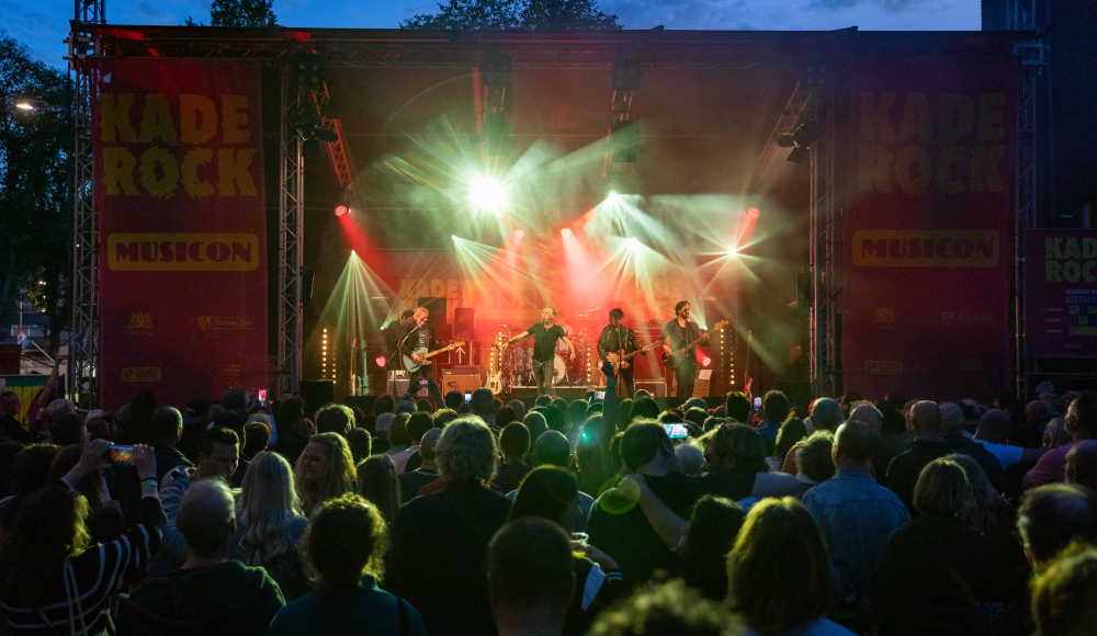 Foto podium Kaderock in de avond - Remco van Oosterom