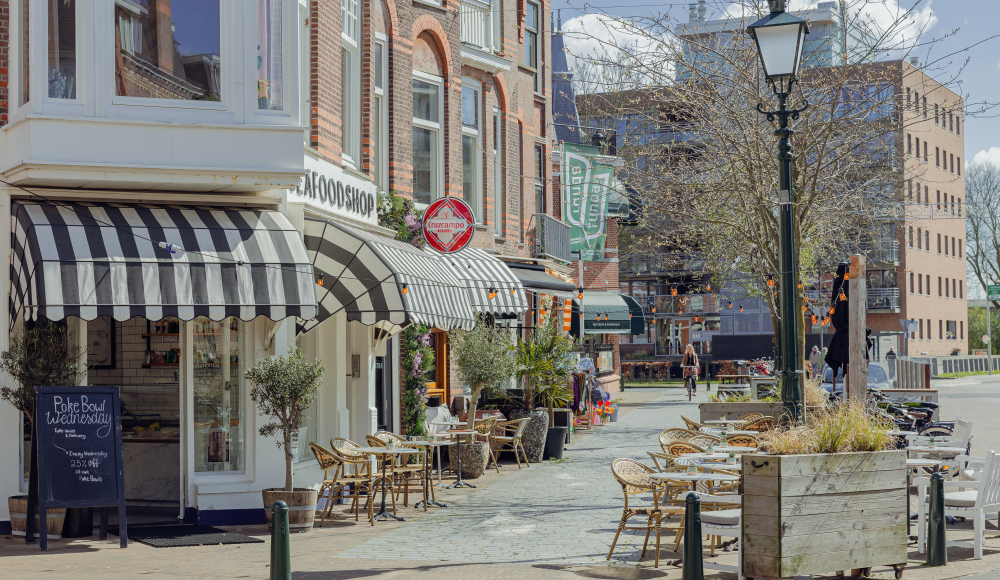 Restaurant met groene luifels op de Aert van der Goesstraat