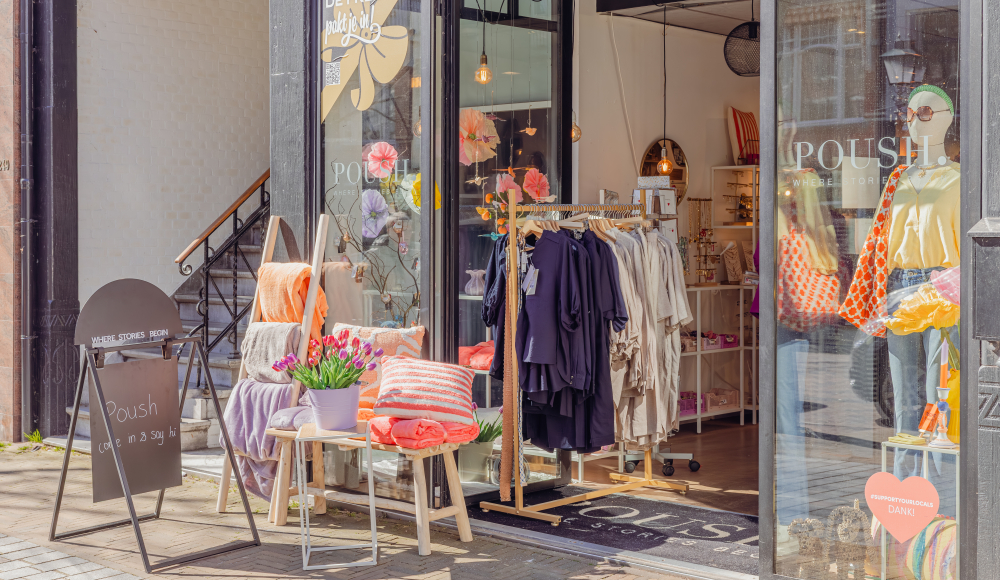 Etalage Poush store met fel gekleurde accessoires in de etalage