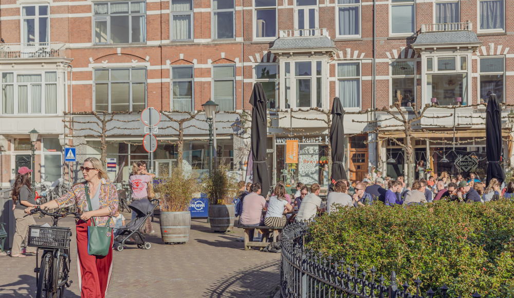 Druk terras op het Regentesseplein in Den Haag