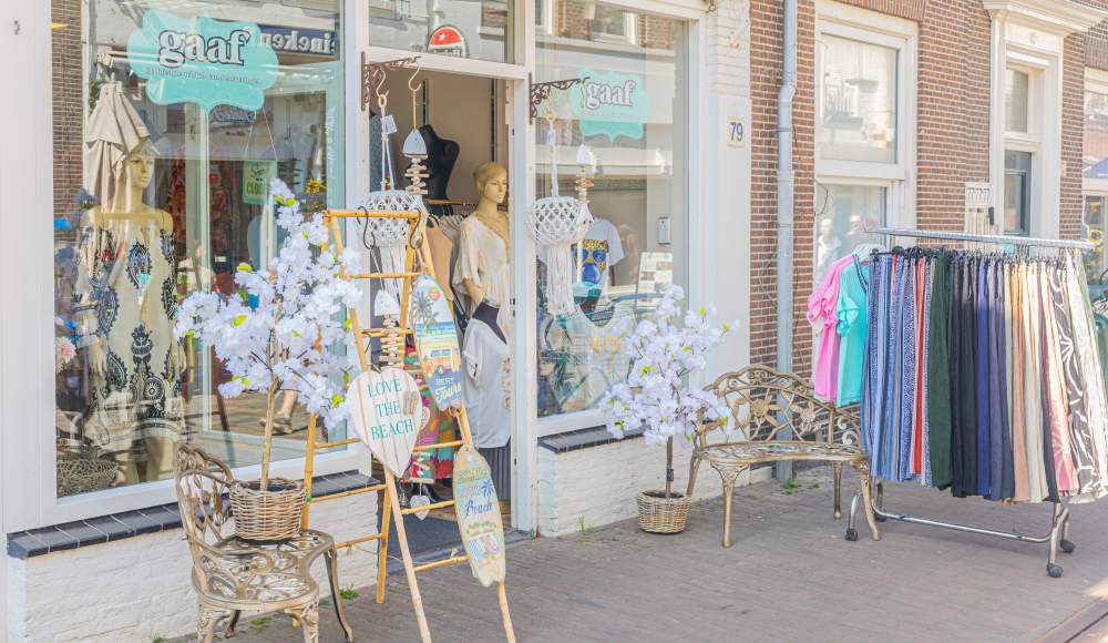 Winkel in de Keizerstraat met vrolijke artikelen en een kledingrek