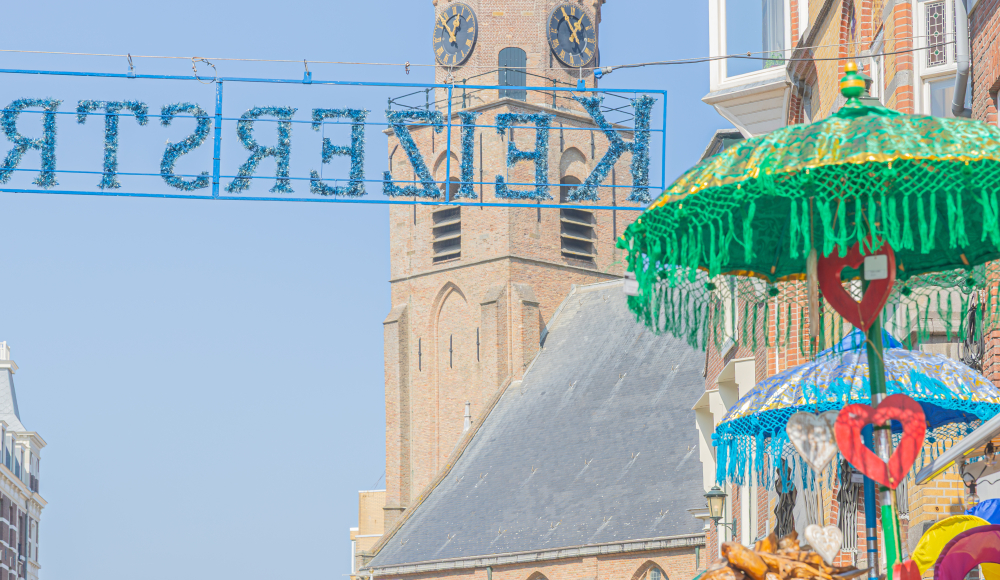Kerk in de Keizerstraat met vrolijke winkel