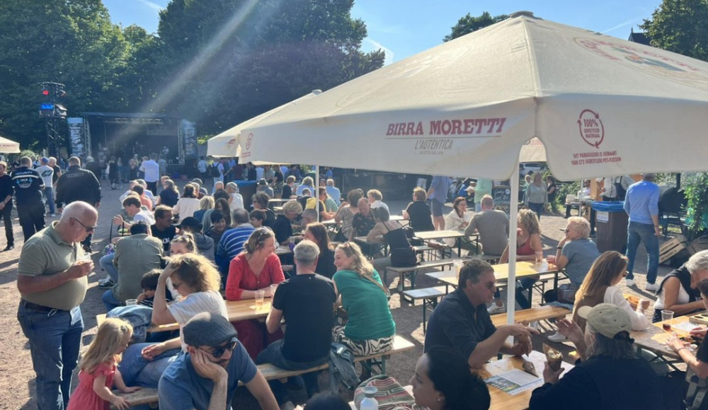 Mensen genieten op het terras van live muziek 