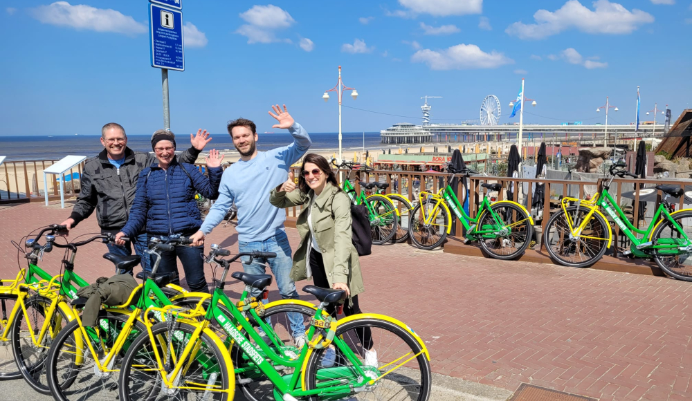Groep fietsers bij de boulevard van Scheveningen