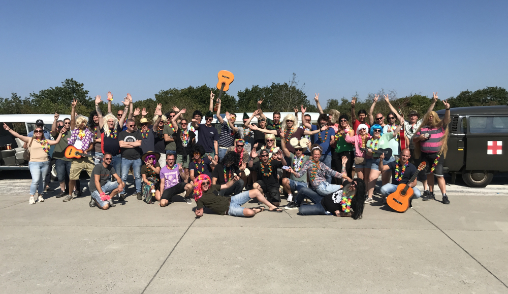 Groep poseert tijdens FlowerPower tour Be Event Group