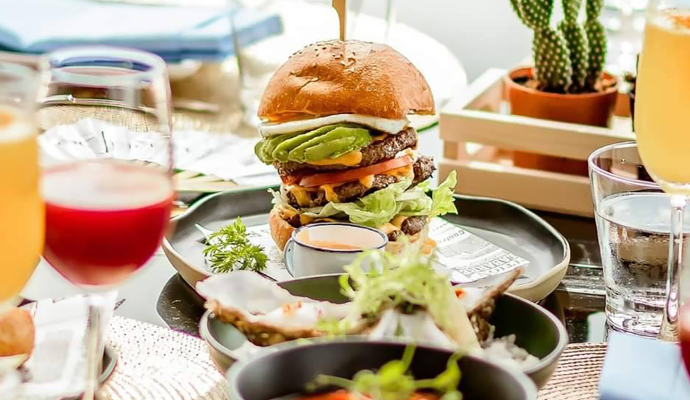 Luxe lunchtafel met burger, drankjes en cactus. Luxe lunchtafel met burger, drankjes en cactus.